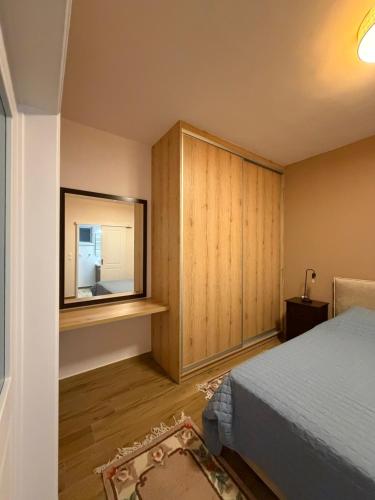 En eller flere senge i et værelse på Marathias Home