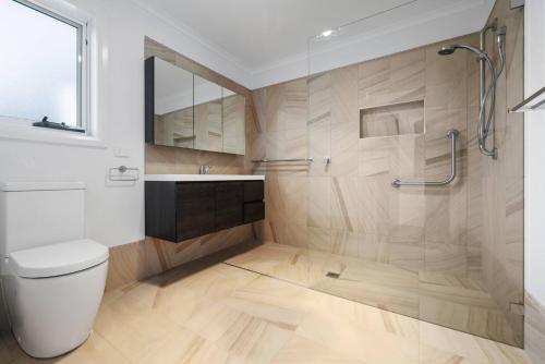 Koupelna v ubytování NEW 2 bed, 2 bath - spacious & stylish Cottage