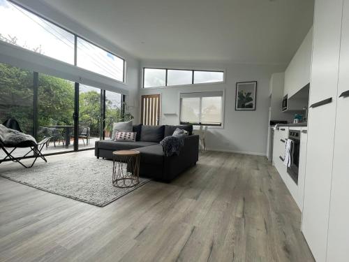un salon avec un canapé et une table dans l'établissement WARM Sunlit Sustainable north facing Studio, à Hawker