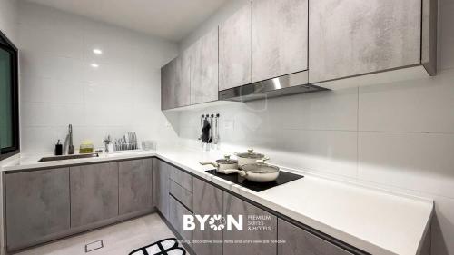 een keuken met een fornuis en enkele potten en pannen bij Enclave Nature Suites @ Bukit Tinggi in Bentong