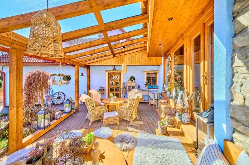 un salon extérieur avec un plafond en bois dans l'établissement Chaloupka Ovčárna, à Jindřichův Hradec