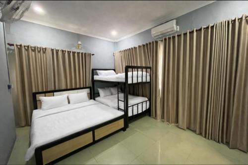 En eller flere senge i et værelse på Visal Homestay