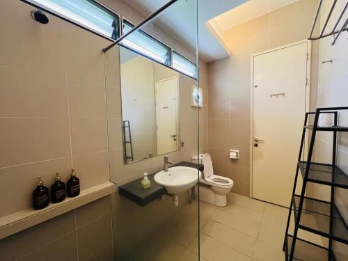 Koupelna v ubytování KL 5KM MidValley Karaoke Bungalow38Pax 20Cars