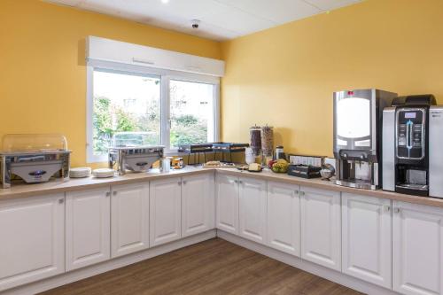 Kuchyň nebo kuchyňský kout v ubytování Comfort Aparthotel Le Mans