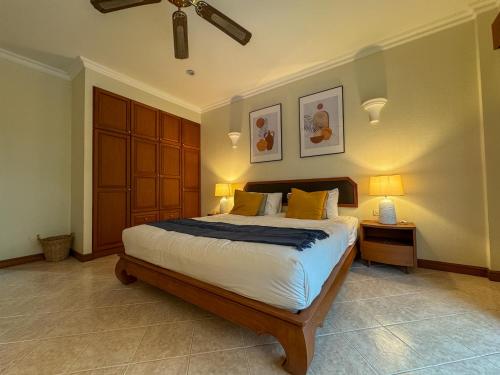 een slaapkamer met een bed en een plafondventilator bij View Talay Longstay in Jomtien Beach