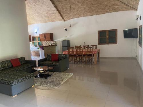 salon z kanapami i jadalnią w obiekcie Maison Diamota w mieście Kabrousse