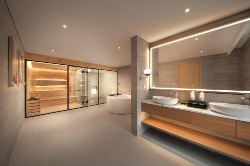 Giường trong phòng chung tại Anyla Grand Hotels