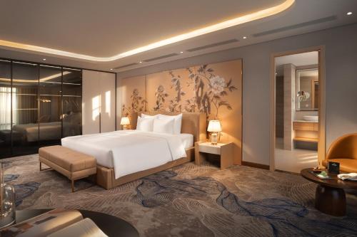 Giường trong phòng chung tại Anyla Grand Hotels