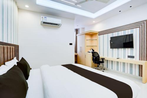 ein Hotelzimmer mit Bett und Fernseher in der Unterkunft Townhouse Oak Ram Lala Mandir Kanpur Formerly Hotel Sun Rise in Kaliānpur