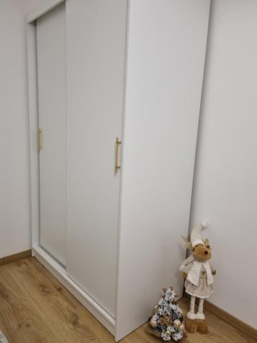een knuffeldier dat naast een witte deur staat bij Apartmán Sárka Brezno in Brezno