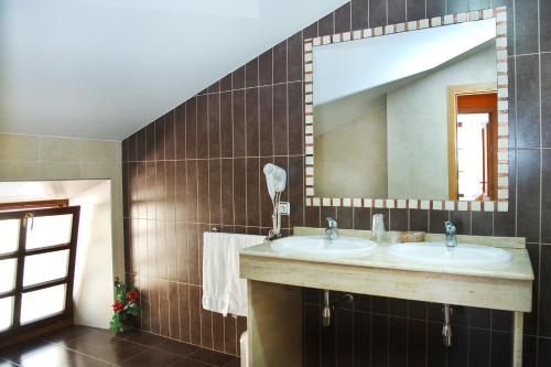 baño con 2 lavabos y espejo grande en Antiguo Casino de los Arribes en Fermoselle
