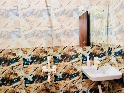un bagno con lavandino e specchio di Hotel Hari Kripa Dham Near Prem Mandir By HRG a Vrindāvan