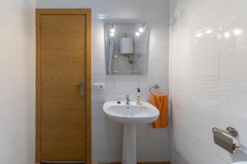 une salle de bains avec un lavabo et un miroir dans l'établissement Sol y luna, à Manzaneque