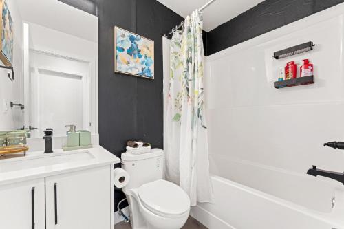 Bany a Modern garden suite with parking