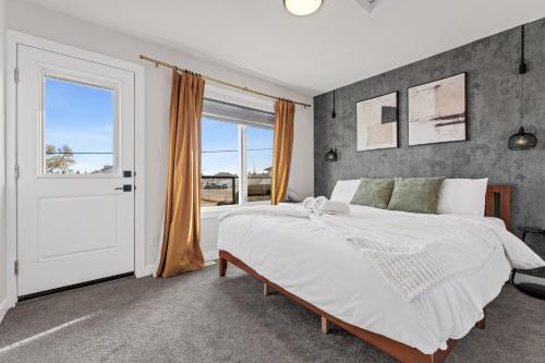 Llit o llits en una habitació de Modern garden suite with parking