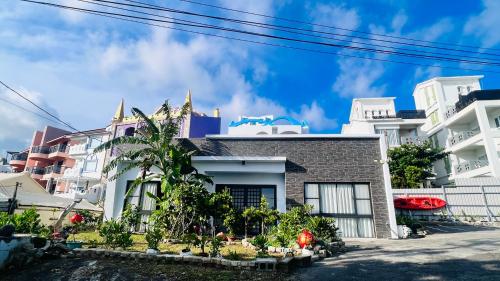 a house in the middle of some buildings at 花一村の宿 Huayicun Homestay in Hengchun South Gate