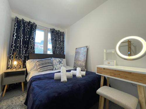 Giường trong phòng chung tại Skyway Suites Luton