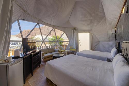 Postel nebo postele na pokoji v ubytování The Rock Camp Petra