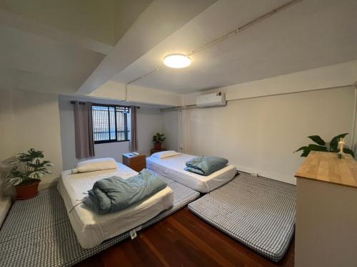 Postel nebo postele na pokoji v ubytování Lazy Gibbon 2 Chiang Mai - Haiya