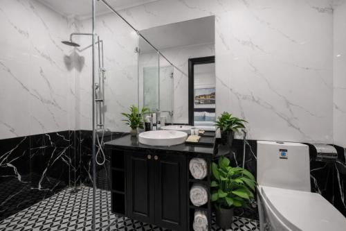 een badkamer met een wastafel, een bad en een spiegel bij The Elegant Boutique - Hue in Hue