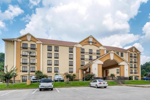 a large building with cars parked in a parking lot at Comfort Inn Birmingham Homewood in Birmingham