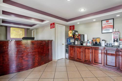 a bar in a restaurant with a counter top at Econo Lodge Inn & Suites Evergreen in Evergreen