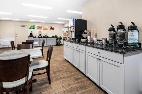 Køkken eller tekøkken på Quality Inn Decatur River City