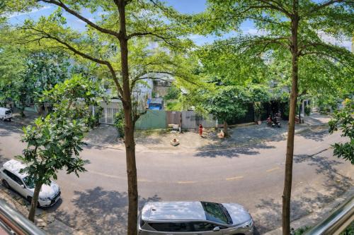 ein Blick aus einem Fenster auf eine Straße mit Bäumen in der Unterkunft Minh Hà Hotel Hồ Chí Minh in Ho-Chi-Minh-Stadt