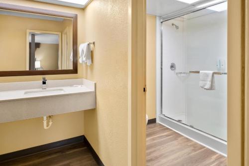 Phòng tắm tại Quality Inn Perry - National Fairgrounds Area