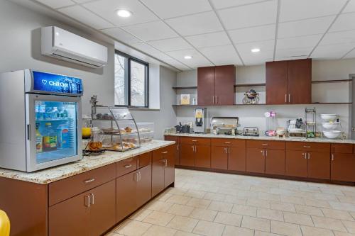 eine große Küche mit braunen Schränken und einem Kühlschrank in der Unterkunft Comfort Inn in Staten Island