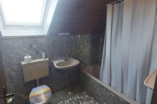 Koupelna v ubytování Ferienhaus in Pertersaurach-Langenloh bei Nürnberg