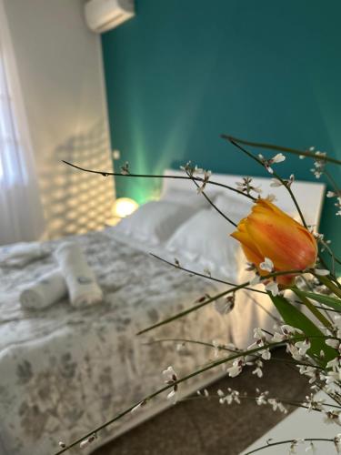 una camera da letto con un letto fiorito di Casa Vacanze Villa Chiara a San Vito