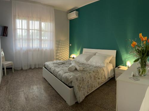 una camera da letto con un letto con un orsacchiotto sopra di Casa Vacanze Villa Chiara a San Vito