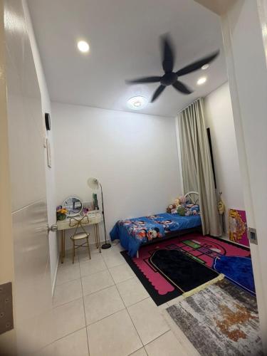 a bedroom with a bed and a ceiling fan at NFF Homestay Sendayan Seremban in Labu