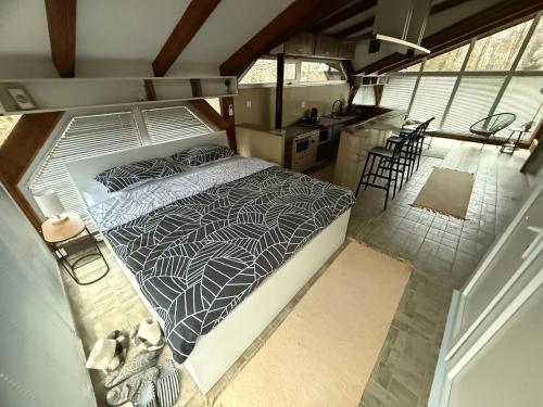 an overhead view of a bed in a room at Venero - Apartmani in Dubrave Gornje