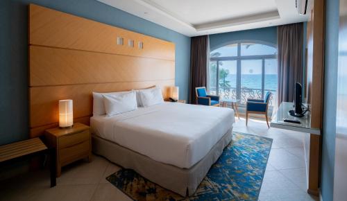 Postel nebo postele na pokoji v ubytování Occidental Sharjah Grand