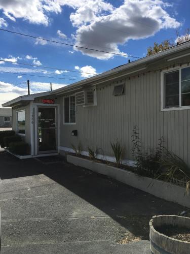 a building with a sign that reads motel at Umatilla Inn & Suites in Umatilla