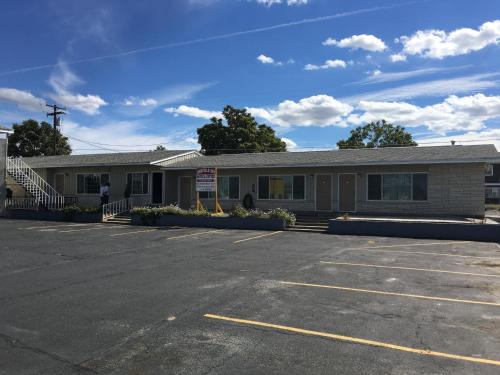 an empty parking lot in front of a building at Umatilla Inn & Suites in Umatilla