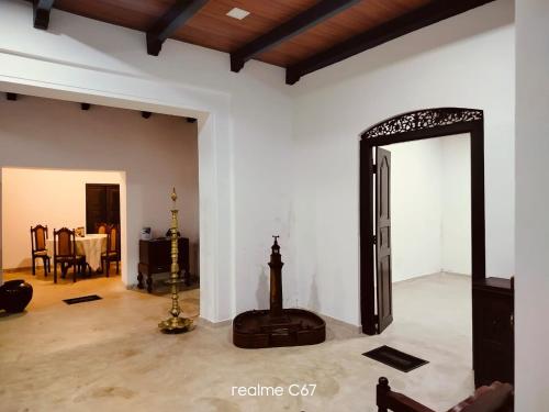 een kamer met een spiegel en een eetkamer bij Villa77 Benthota in Bentota