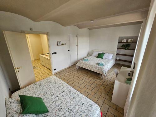 een kleine kamer met 2 bedden en een slaapkamer bij B_B La Rugiada in Tigliole
