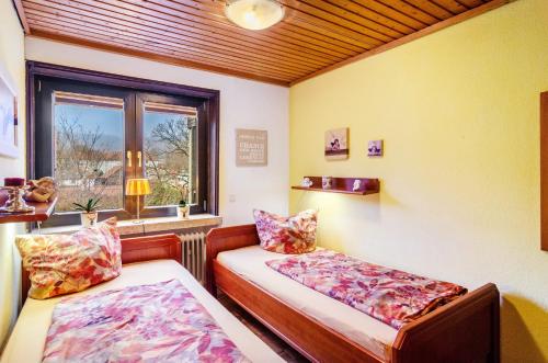 En eller flere senge i et værelse på Ferienwohnung Bergblick