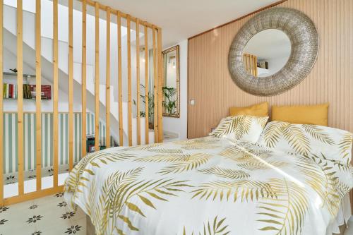 una camera da letto con un letto e uno specchio sul muro di Casa El Camaleón ad Almuñécar