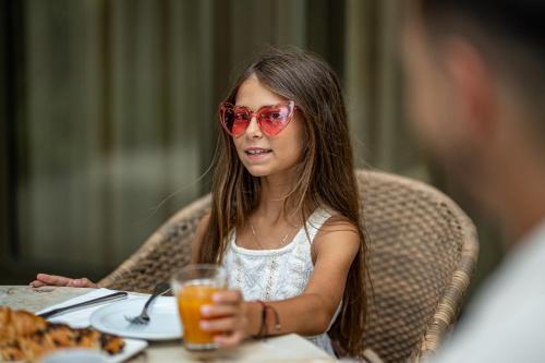 Gæster der bor på HVD Lotos Hotel - Private Beach & Free Parking
