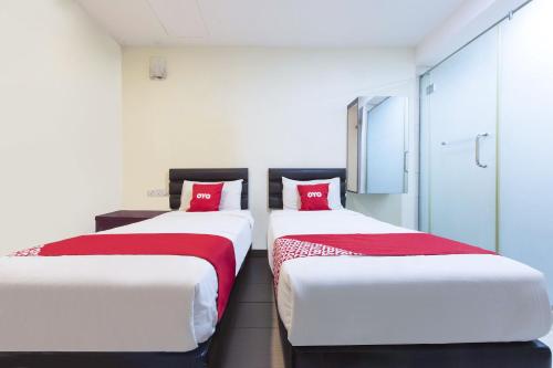 Giường trong phòng chung tại Collection O Batu Pahat Near Dataran Gemilang Formerly H3 Hotel