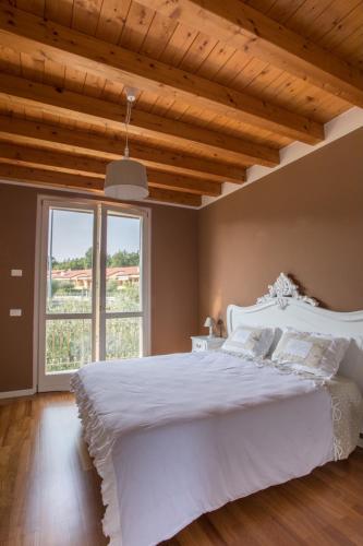 Elegant Lake Garda villa with garden photo 2