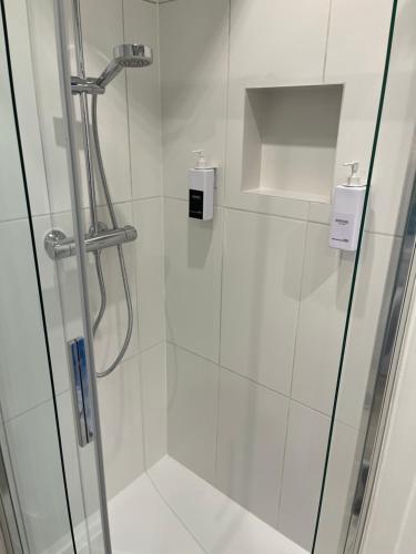 een badkamer met een douche met een glazen deur bij 4-Bett-Appartement am Golfplatz in Grassau