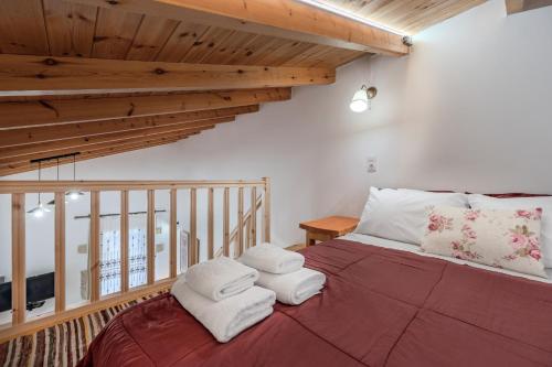 ein Schlafzimmer mit einem Bett mit Handtüchern darauf in der Unterkunft Kalimera Loft I , Village Experience in Argyroupoli