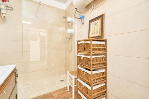 ein Badezimmer mit Handtuchhalter und Dusche in der Unterkunft Cortijo Palomo in Benamocarra