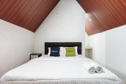 Giường trong phòng chung tại Urbanview Hotel Nerine's Glamping Village Cipanas by RedDoorz