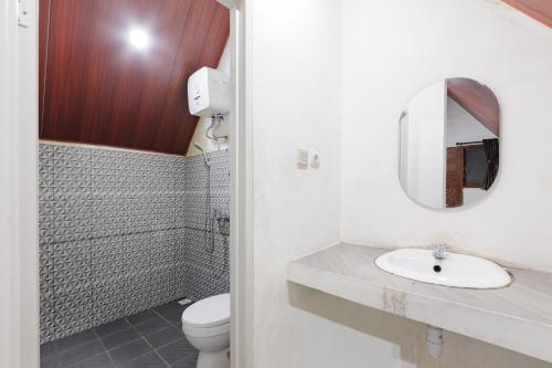 Phòng tắm tại Urbanview Hotel Nerine's Glamping Village Cipanas by RedDoorz